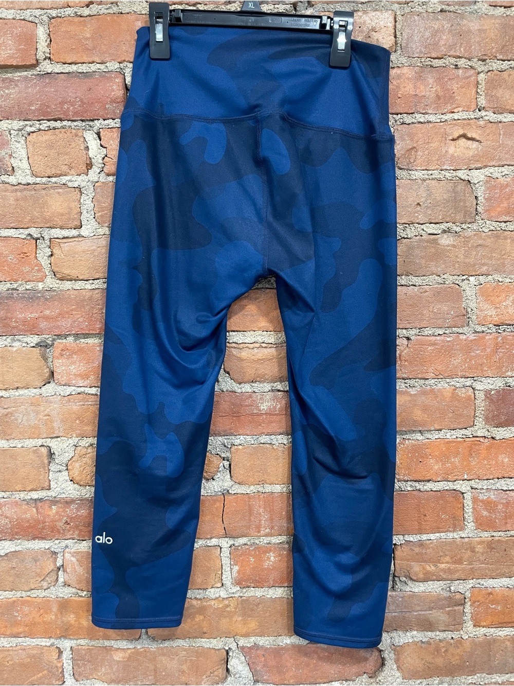 ALO Yoga Navy Blue Camo Cropped Leggings | Size Small